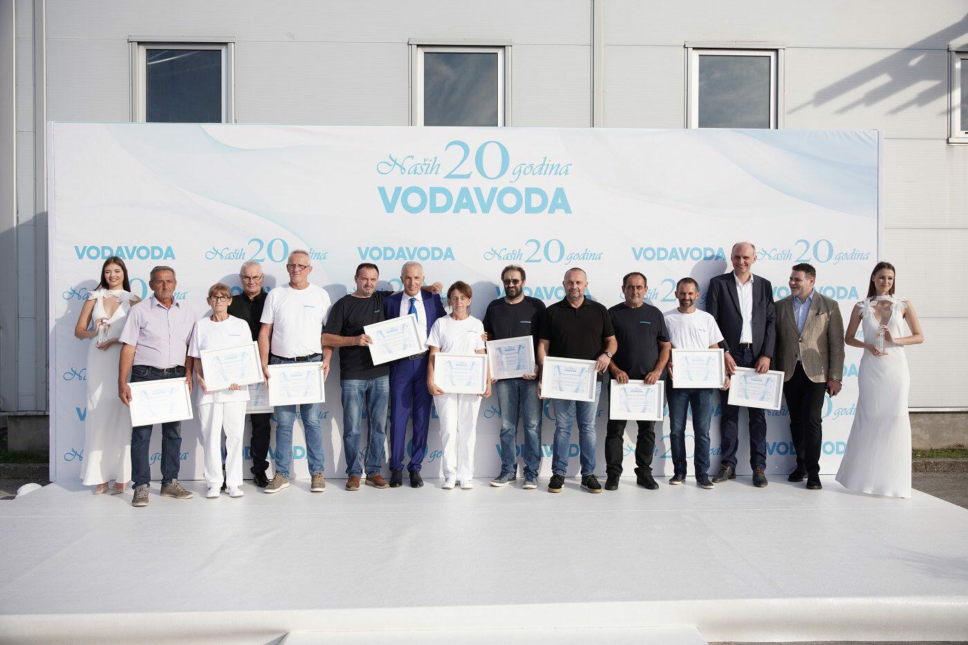 Vojin Đorđević sa nagrađenim zaposlenima u Doma Vodi