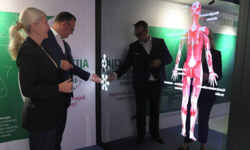 Jelena Begović i Ronald Zeliger u obilasku interaktivne izložbe posvećene održivom razviju STADA Expo