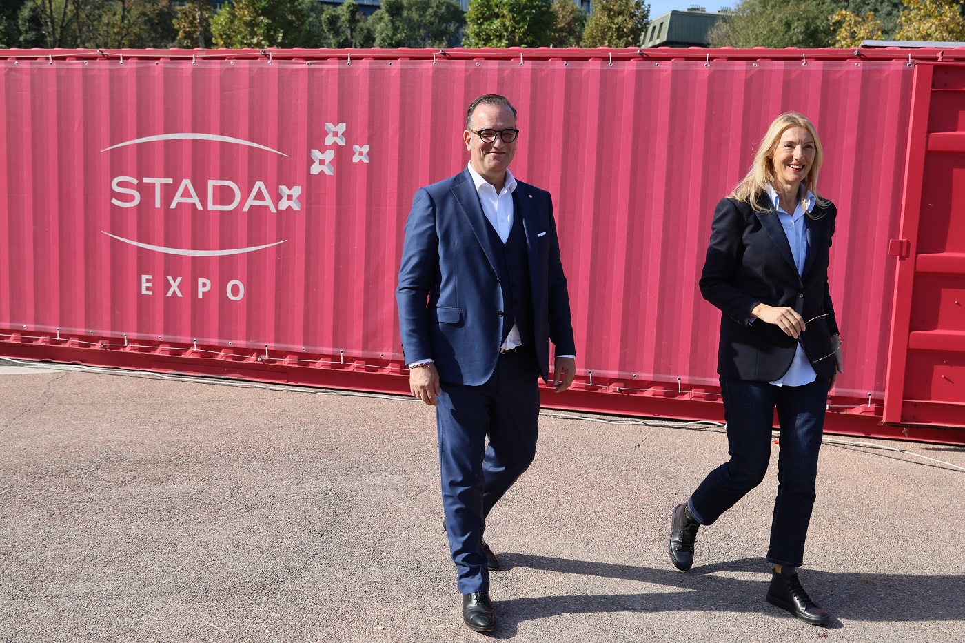 Ronlad Zeliger i Sanda Savić iz Hemofarma ispred STADA EXPO multimedijalne postavke