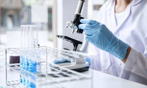 Naučnica, naučnici, laboratorija