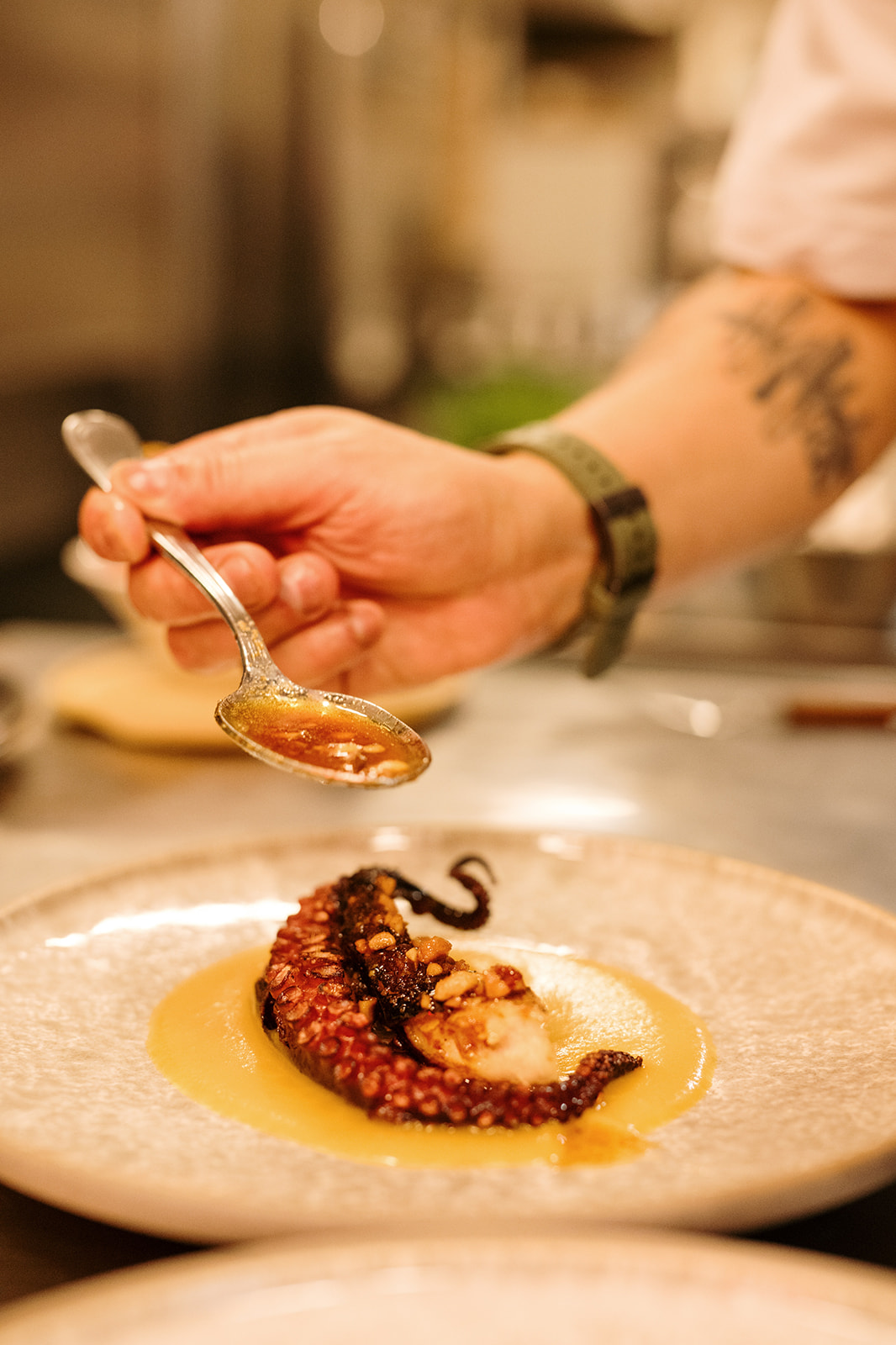 Kuvar, Grafičar, Erhan Ozkaja