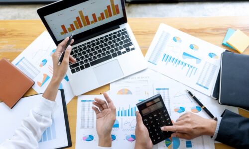 Poslovanje, papiri, računi, marketing plan