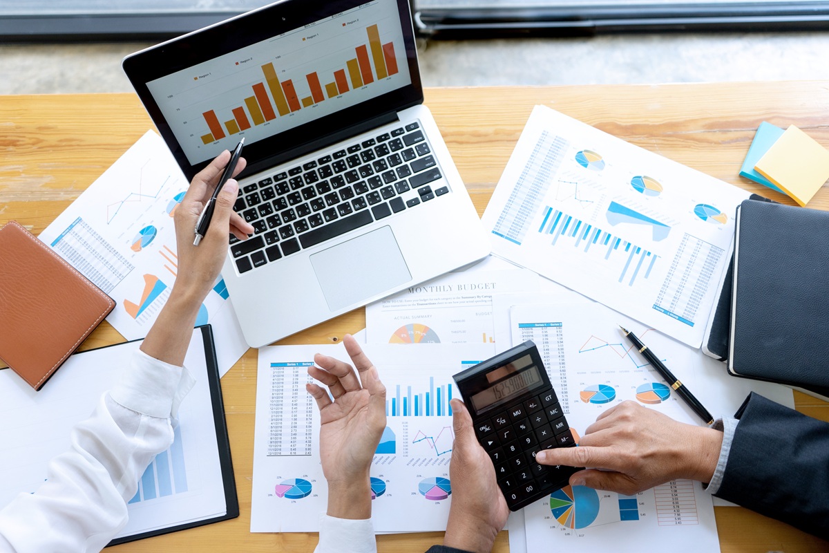 Poslovanje, papiri, računi, marketing plan