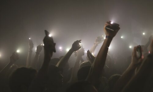 Galaksija, Protest, Blicevi,