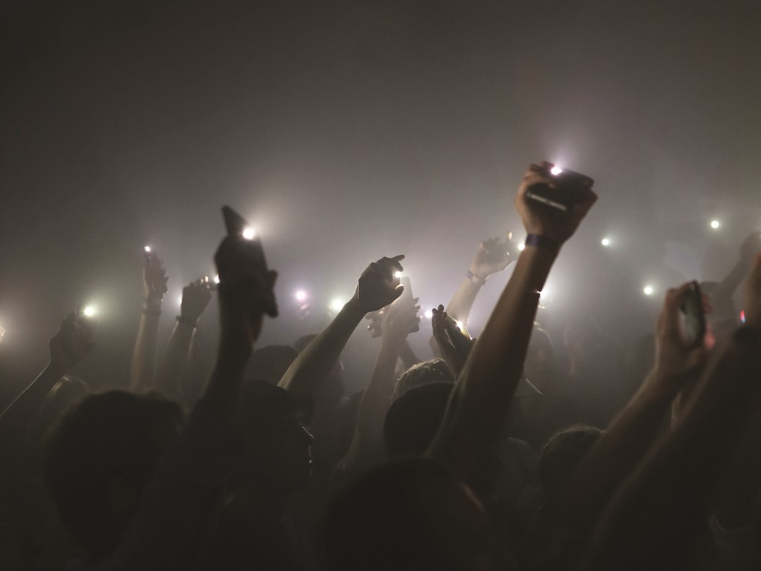 Galaksija, Protest, Blicevi,