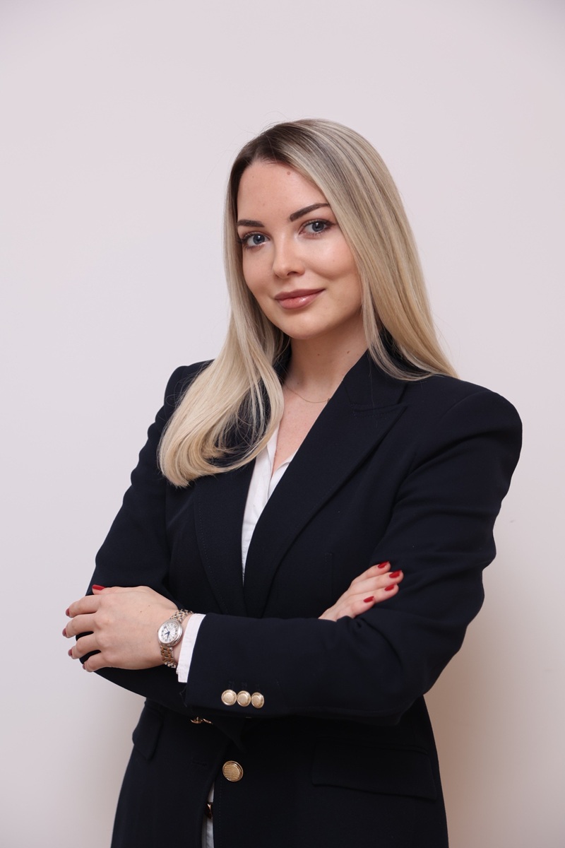 Iva Zečević Blinking