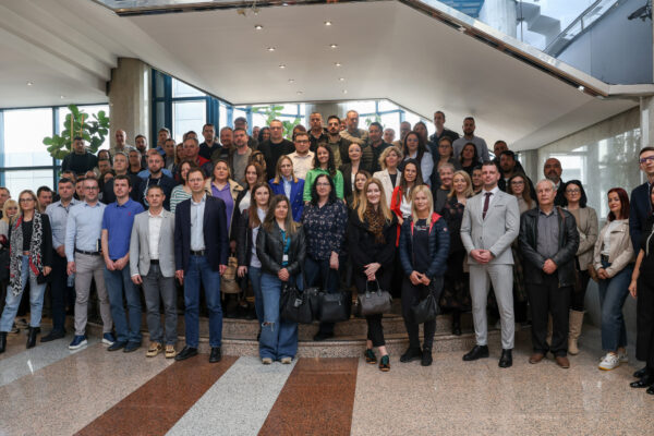 Komoanija NIS, Menadžer prvi put