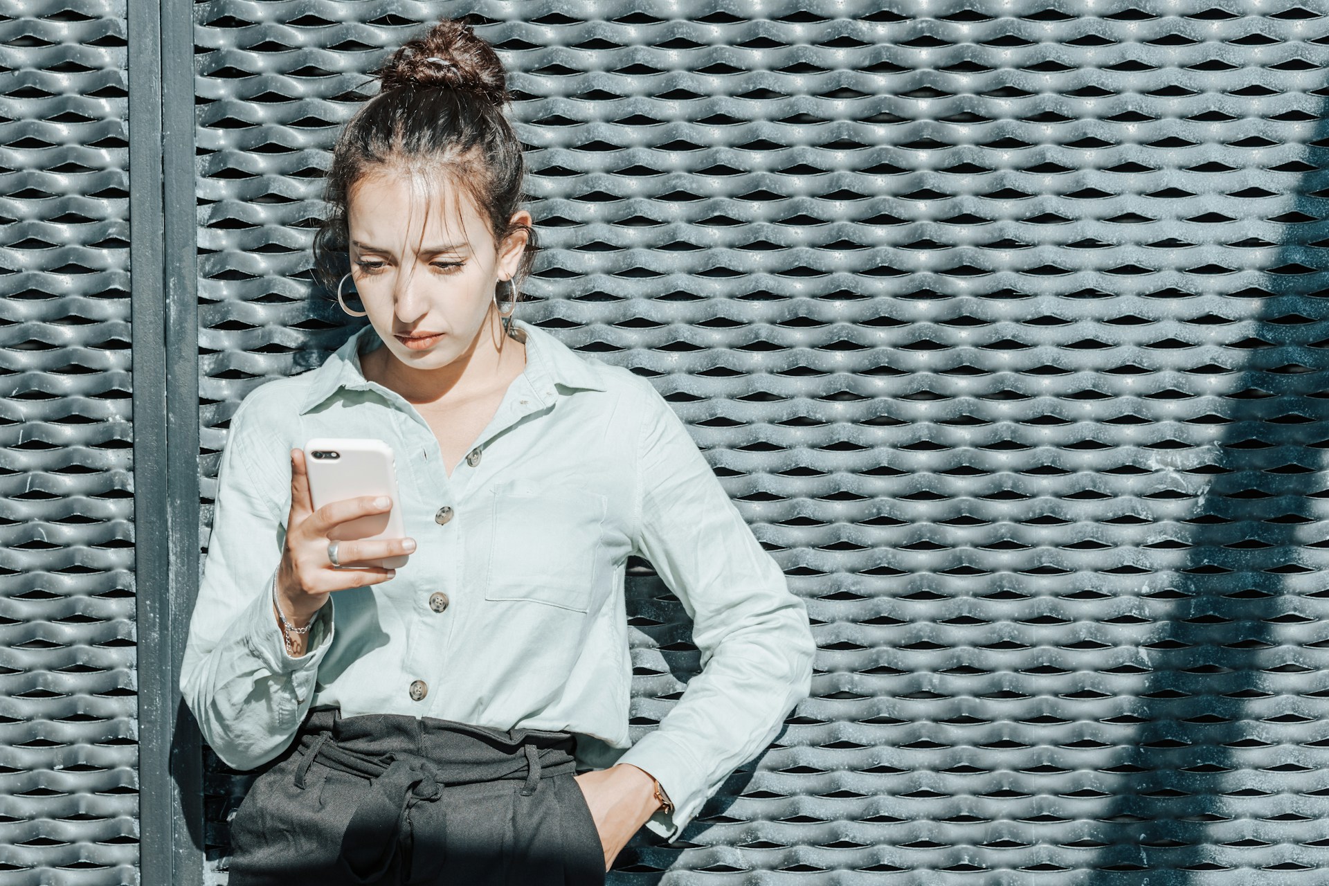 telefon, devojka, društvene mreže