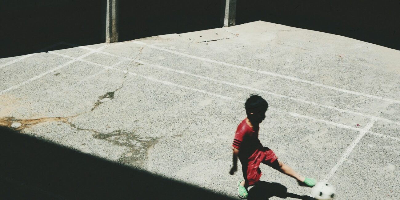 dečak, fudbal, lopta, Murtaza Ahmadi