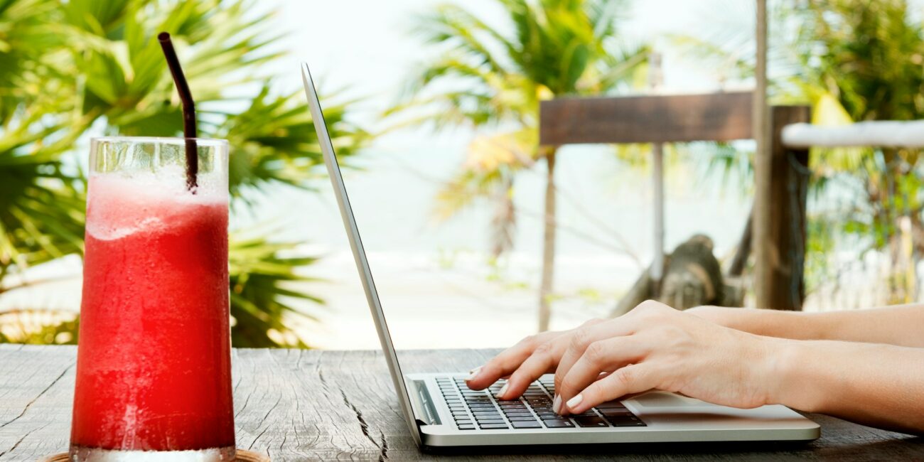 rad od kuće, plaža, laptop, posao