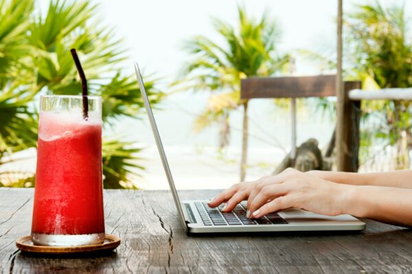 rad od kuće, plaža, laptop, posao