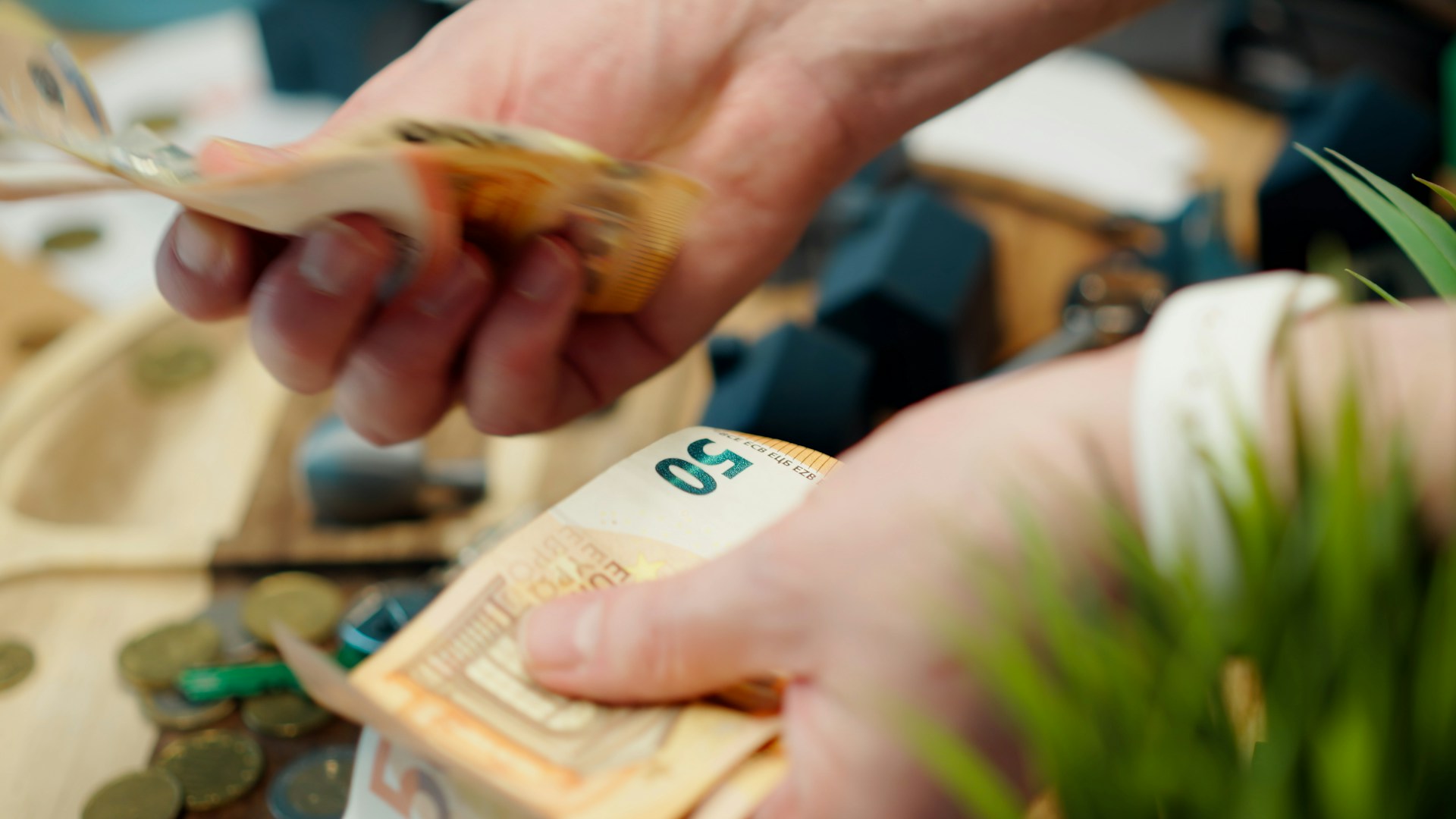 novac, keš. evro, pare