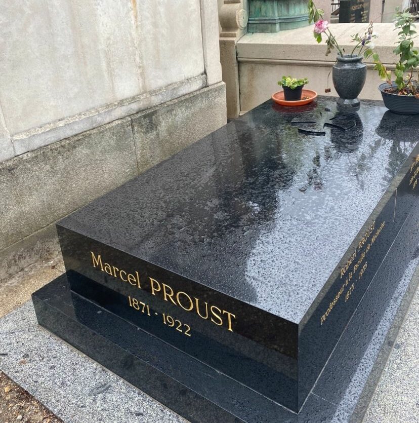 Prustov grob, spomenik