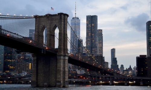 Njujork, neboderi A landscape shot of brooklyn bridge in the new USA with a gray gloomy sky